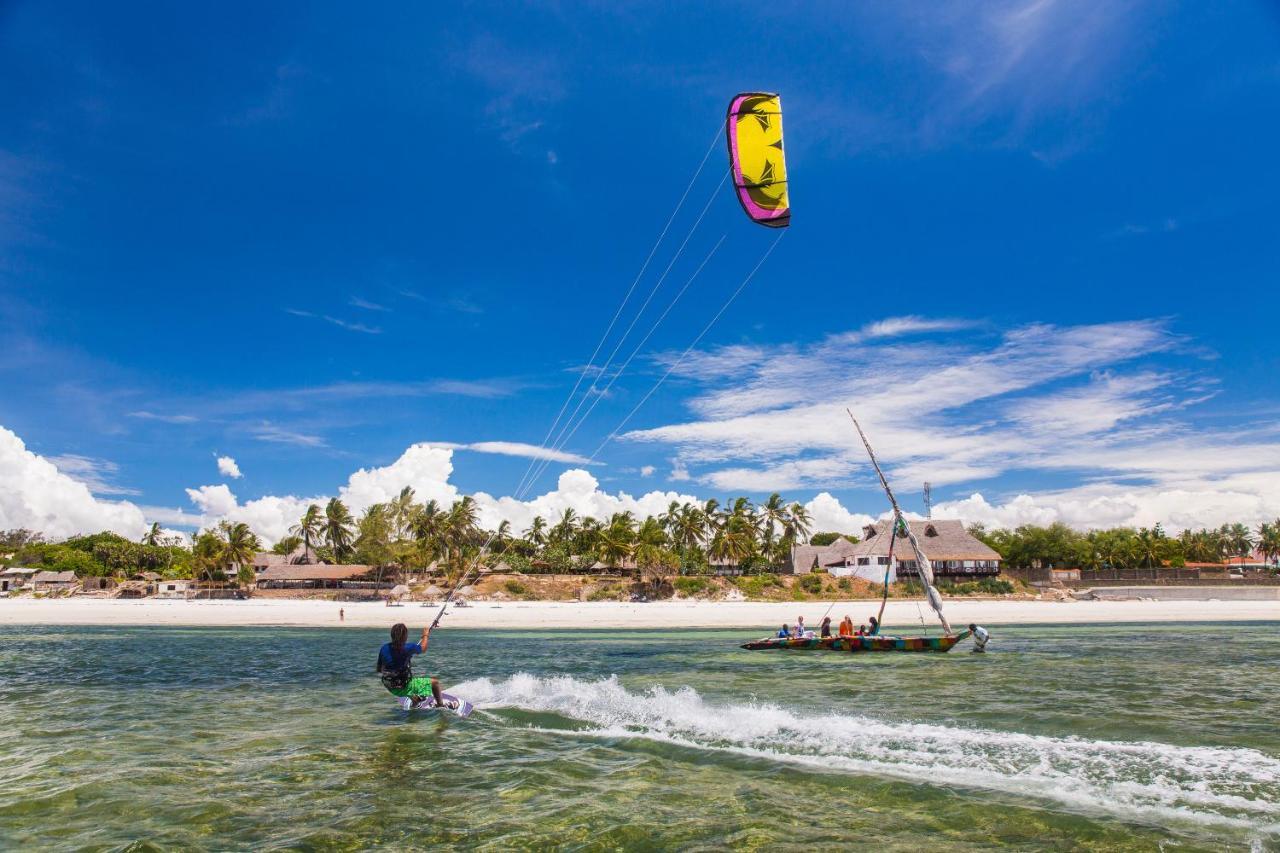 Reef Hotel Mombasa Bagian luar foto