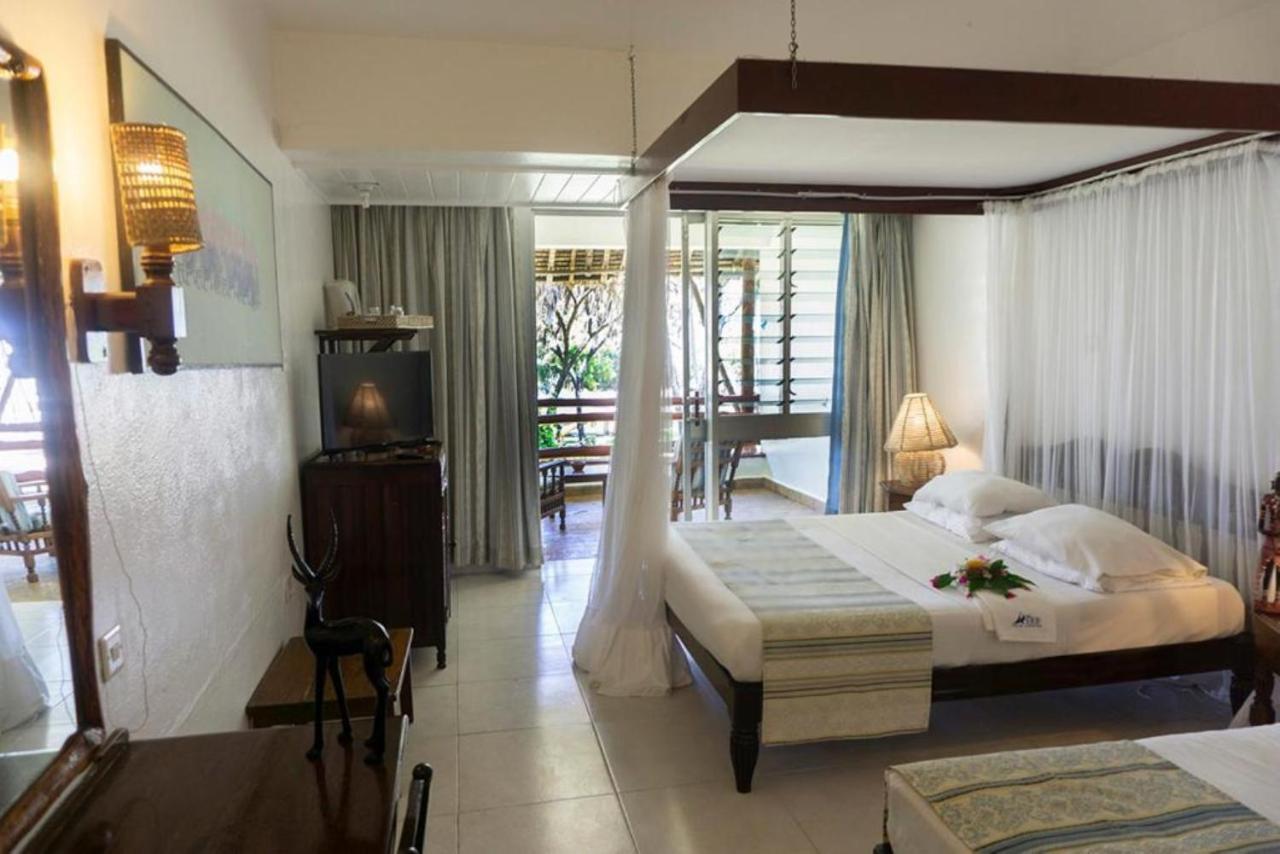 Reef Hotel Mombasa Bagian luar foto