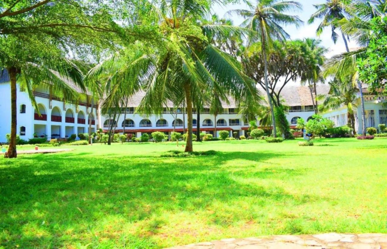 Reef Hotel Mombasa Bagian luar foto