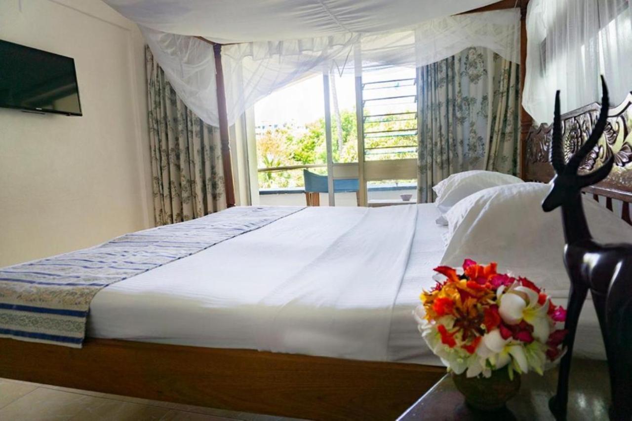 Reef Hotel Mombasa Bagian luar foto