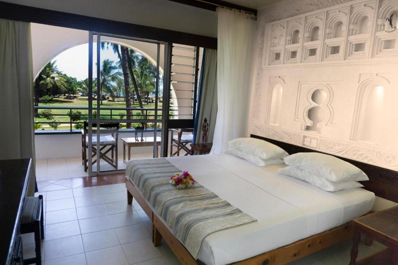 Reef Hotel Mombasa Bagian luar foto