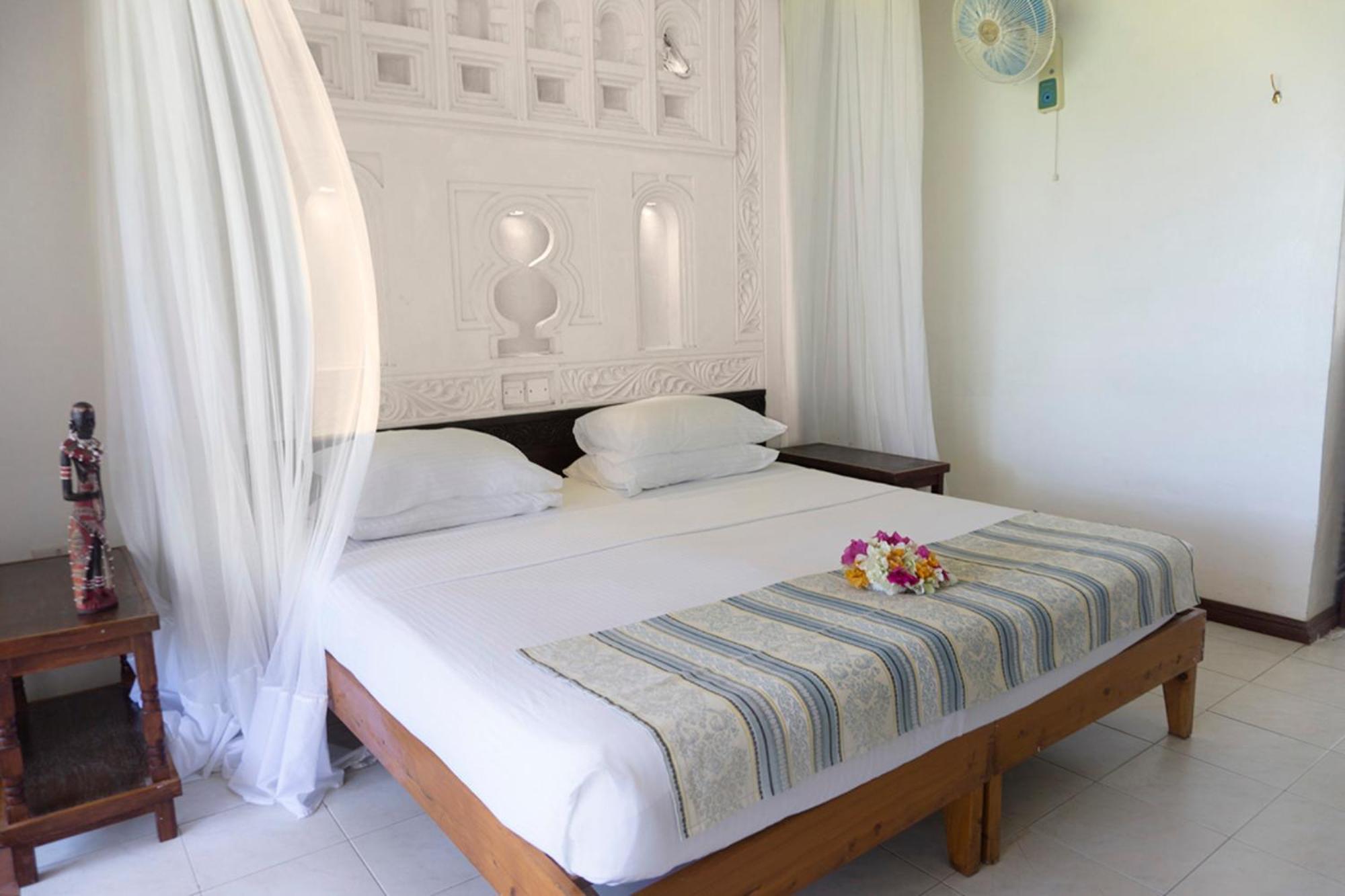 Reef Hotel Mombasa Bagian luar foto