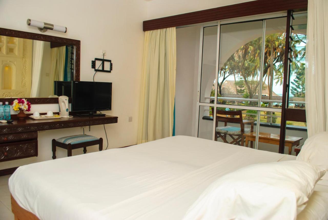Reef Hotel Mombasa Bagian luar foto