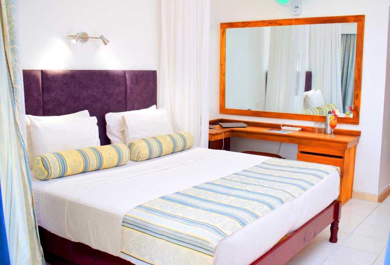 Reef Hotel Mombasa Bagian luar foto