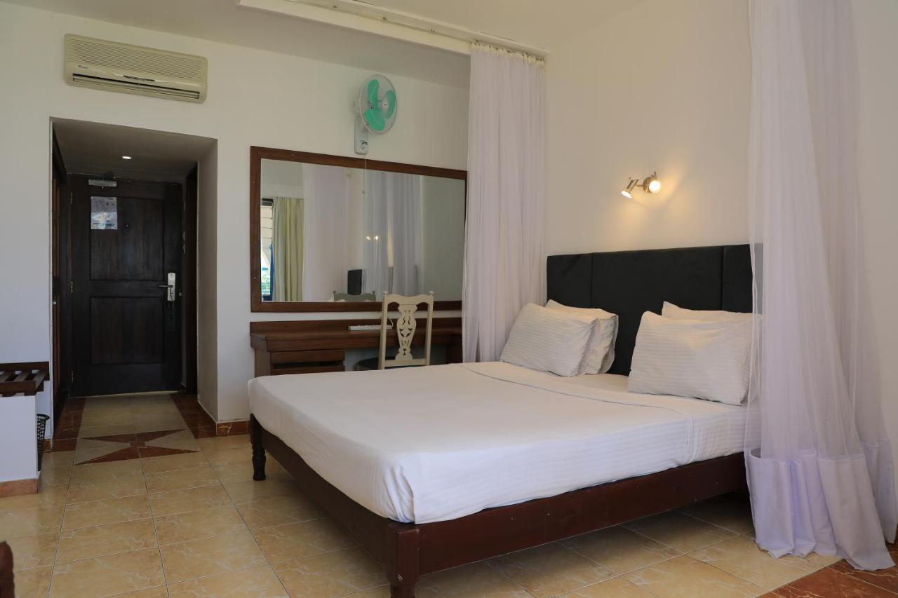 Reef Hotel Mombasa Bagian luar foto